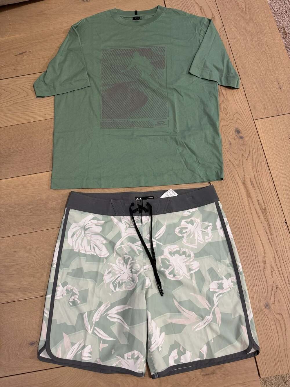 Oakley Men's Boxy Fit Graphic T-Shirt Size L and Hydrolix Boardshorts Size 34